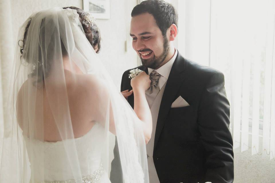 Pareja en su boda con estilo cinematográfico