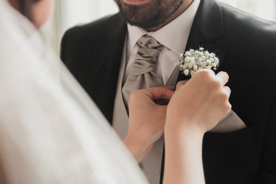 Pareja en su boda con estilo cinematográfico