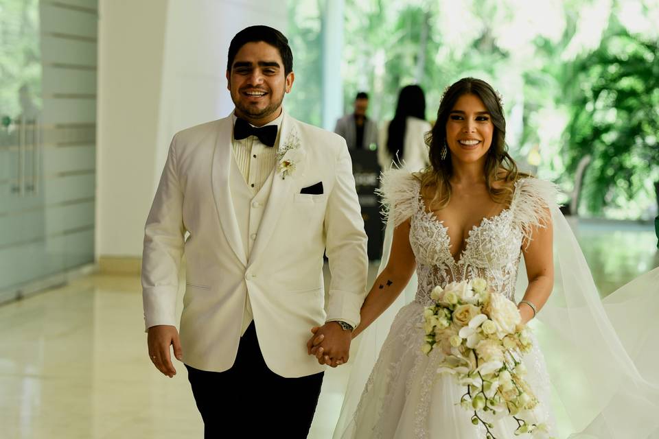 Pareja en su boda con estilo cinematográfico