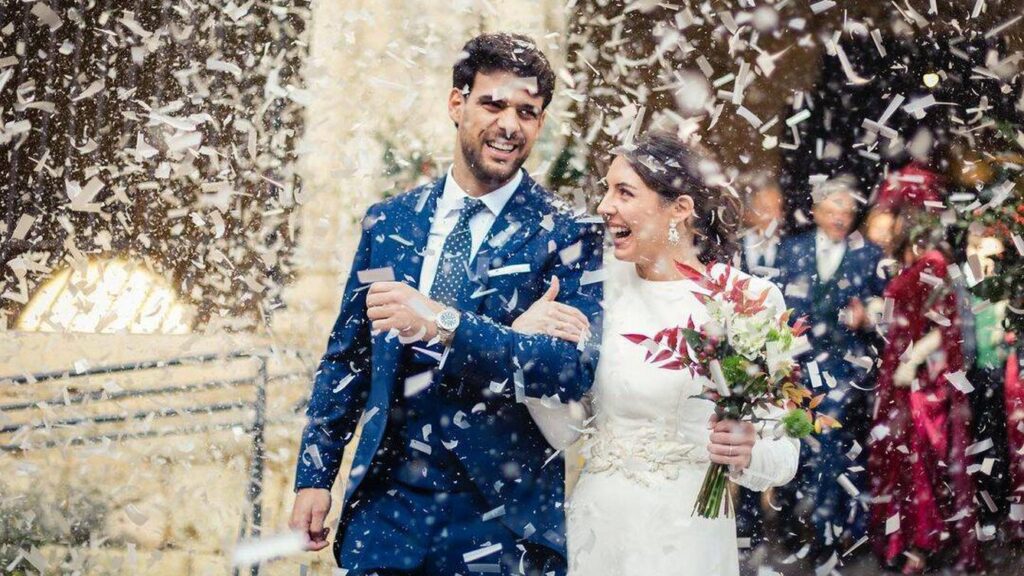 Bodas navideñas bajo el muérdago con alianzas